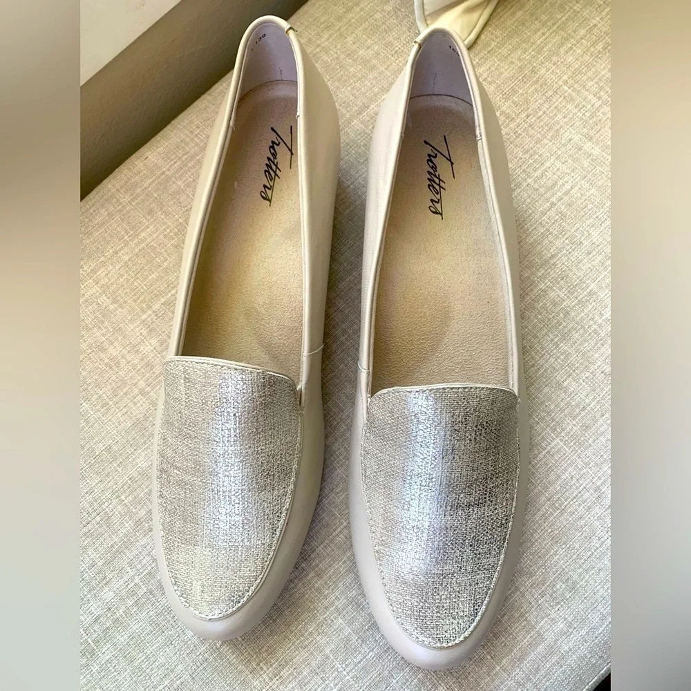 TROTTERS SHOES LOAFERS LEATHER CREAM SIZE 10 NWT